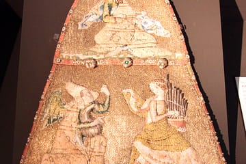 Stiftsmuseum Xanten - An embroidered bag showing three musicians.