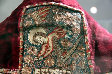 Red chasuble (back) with detail embroidered cross, KG 1332.