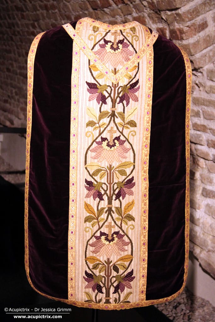 Needlepoint vestments - Needlepoint Chasuble, first half 20th century, Lithuania, BPM BT-103/1, Church Heritage Museum Vilnius.